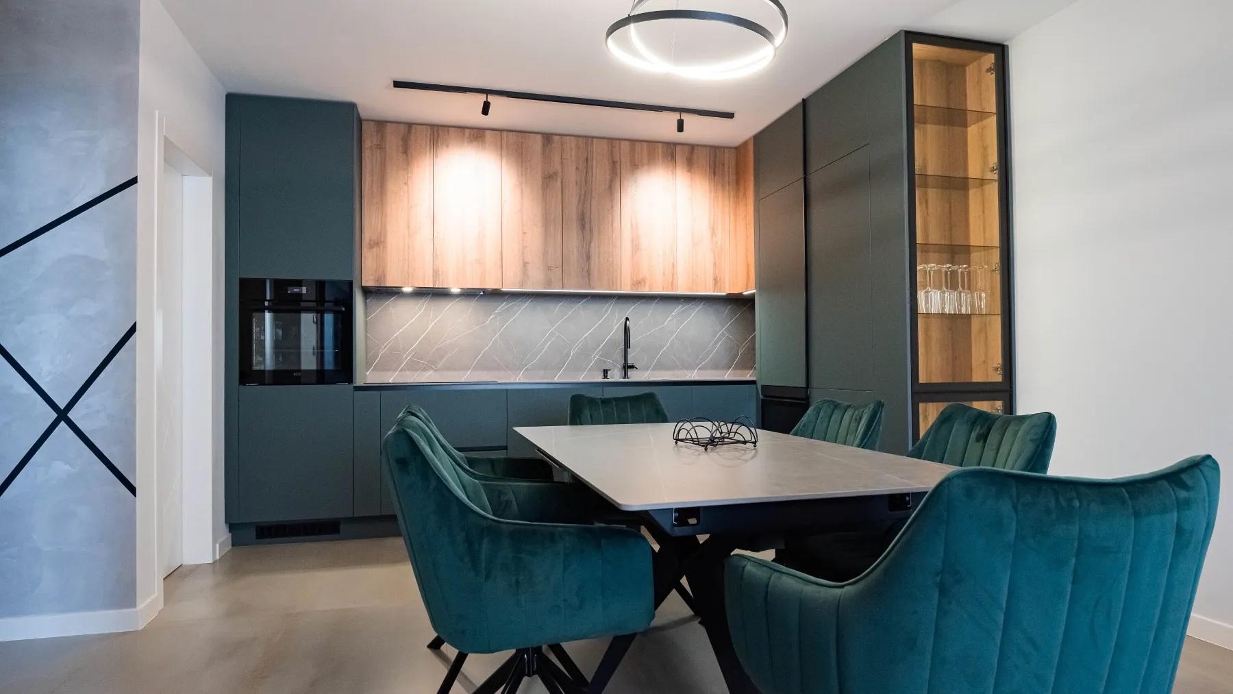 Г-образна кухня по поръчка